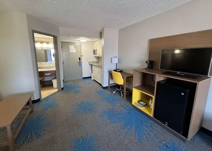 Days Inn & Suites By Wyndham Cedar Rapids