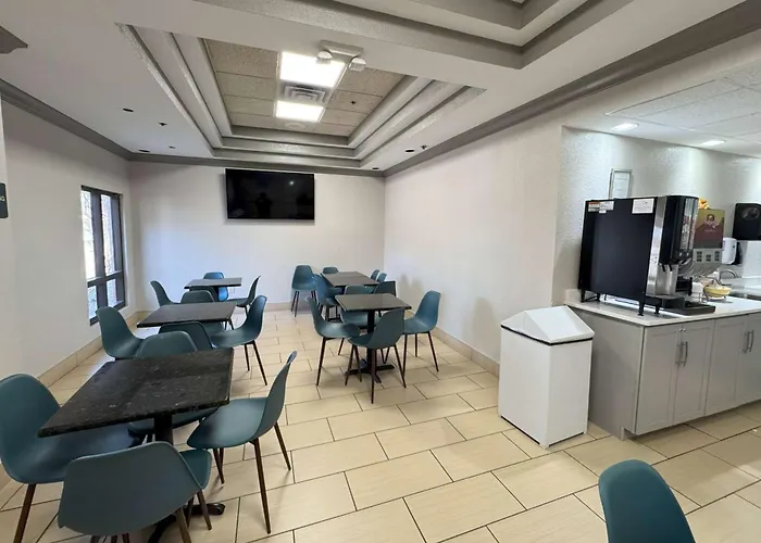 Days Inn & Suites By Wyndham Cedar Rapids