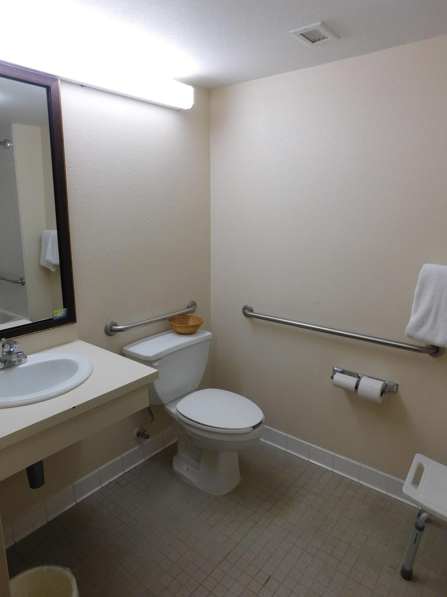 Days & By Wyndham Hotel Cedar Rapids